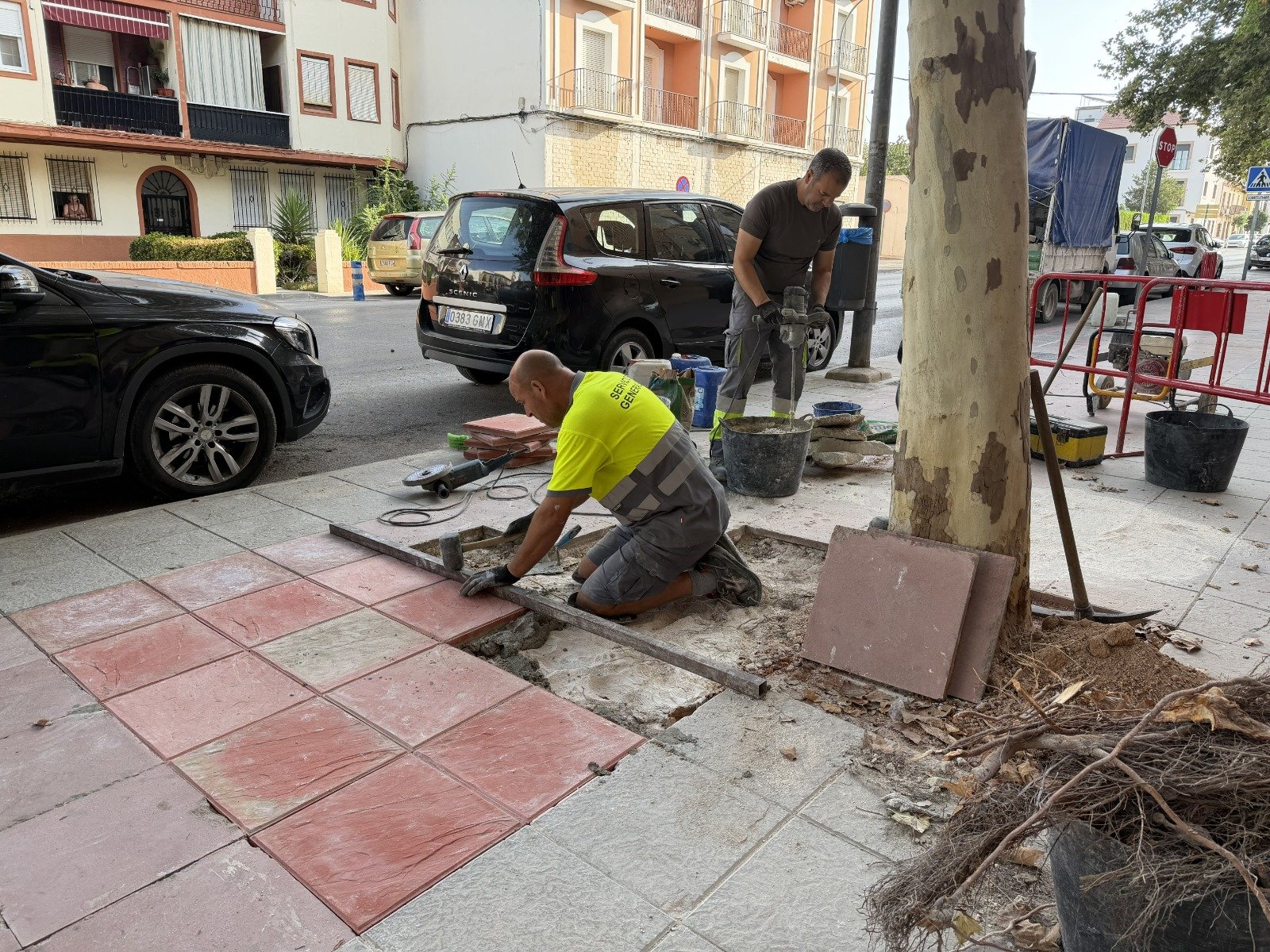 Sustituidas las losas deterioradas de varios alcorques en la Avenida de la Estación
