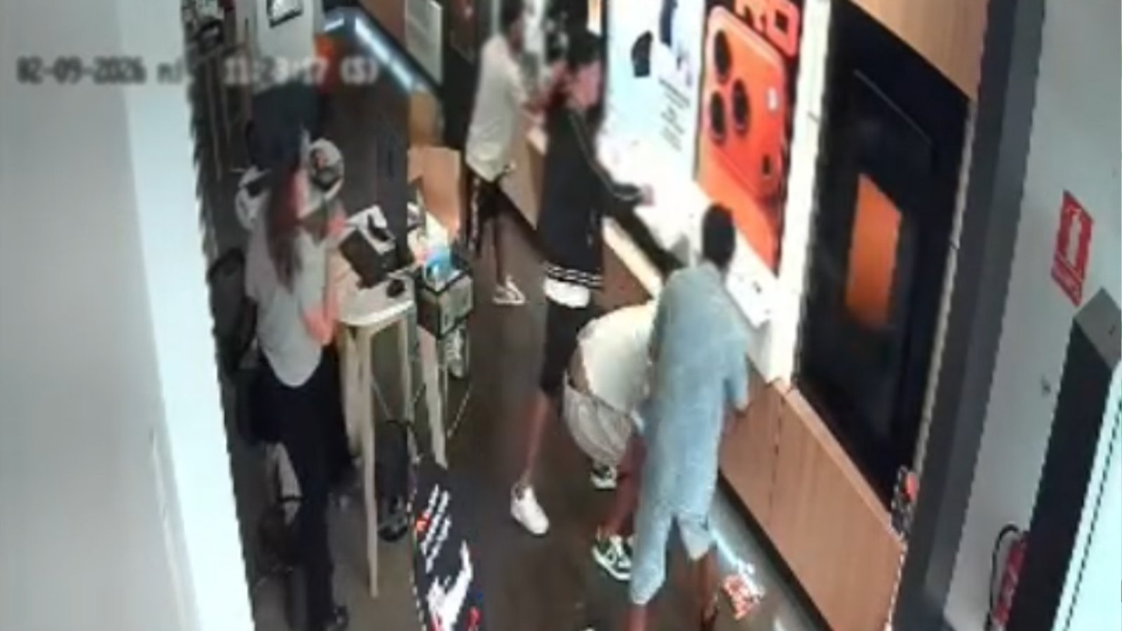 Cuatro jóvenes sustraen varios móviles en una tienda de telefonía en pleno centro de Puente Genil