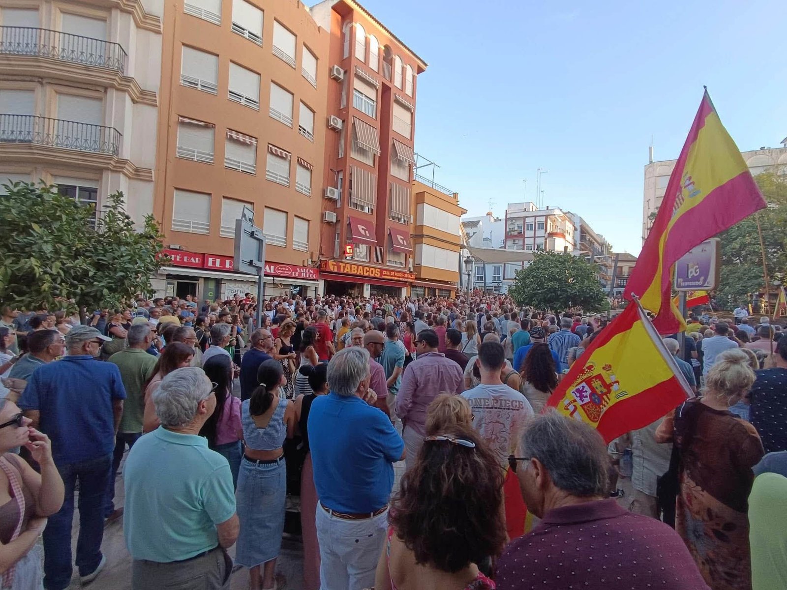 Puente Genil se vuelca con Ceuta y reúne a 2.000 personas en el Paseo del Romeral