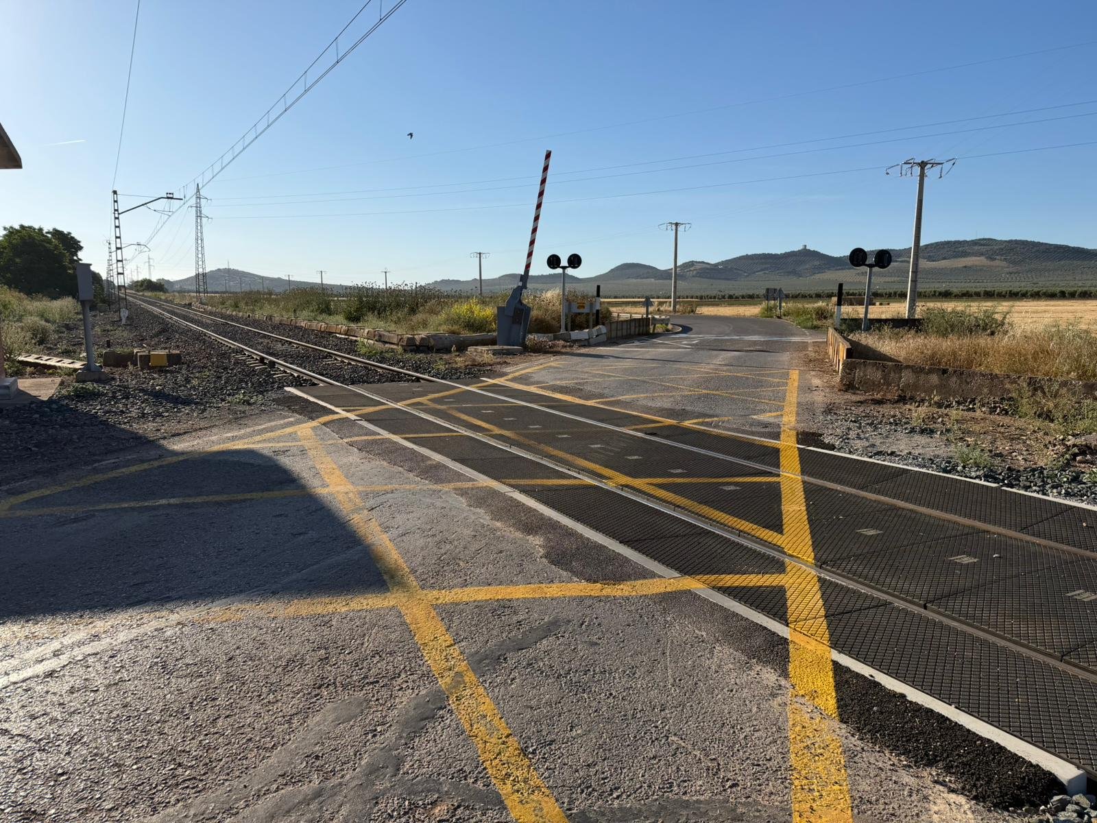El Ayuntamiento y ADIF recuerdan la obligación de extremar la precaución en los pasos a nivel en el término municipal de Puente Genil