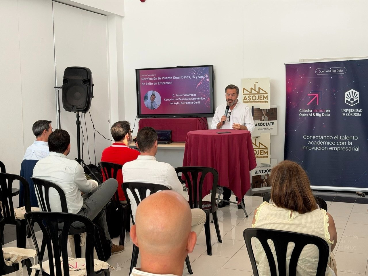 El Mercado de Abastos acoge un taller gratuito para acercar la IA a la comunicación de los negocios locales